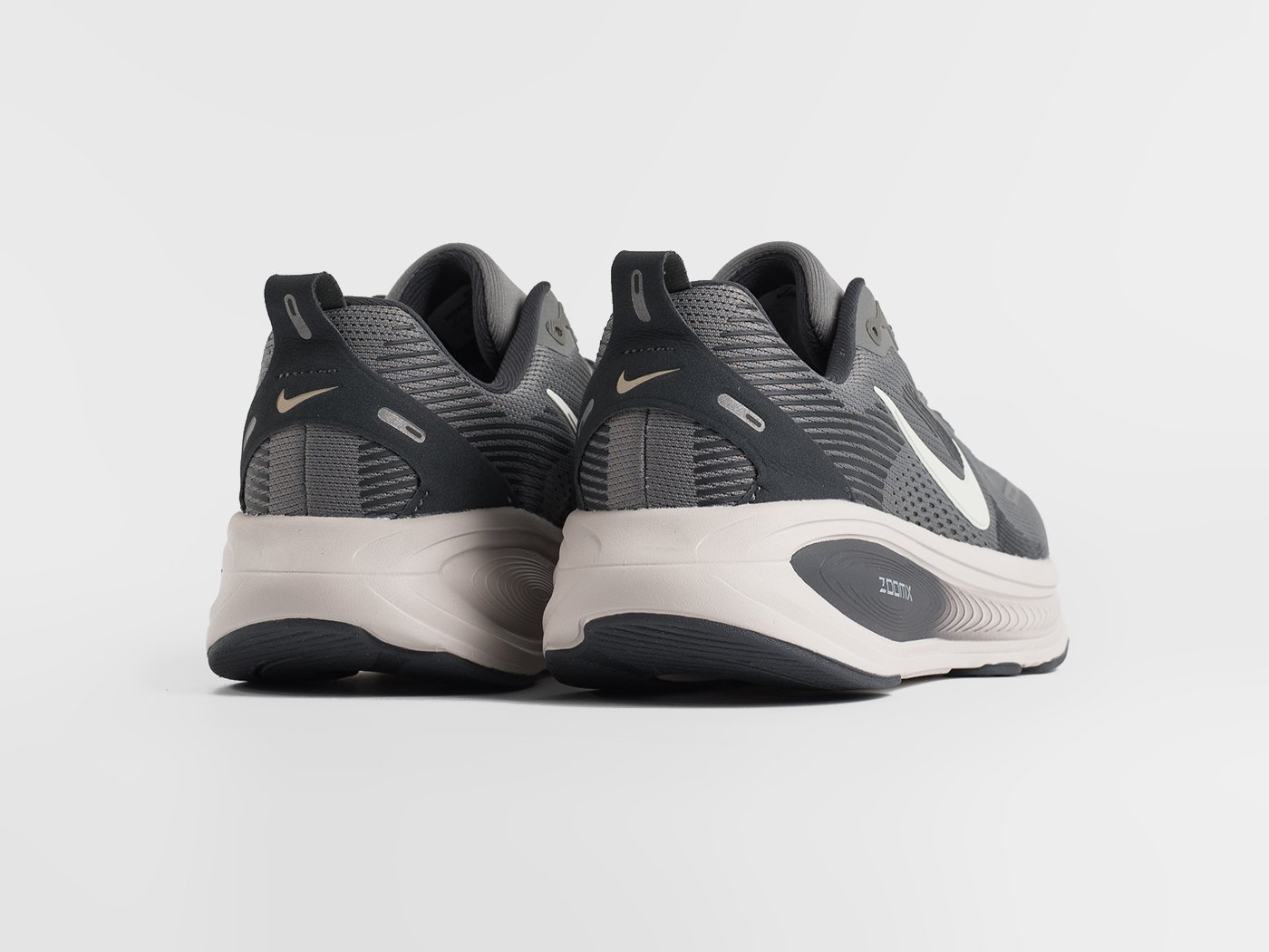 Кроссовки Nike Vomero 18