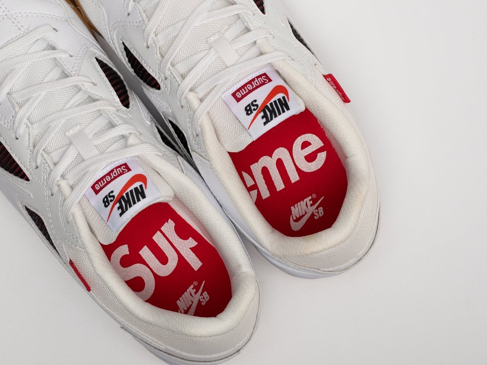 Футбольная обувь Supreme x Nike SB Gato